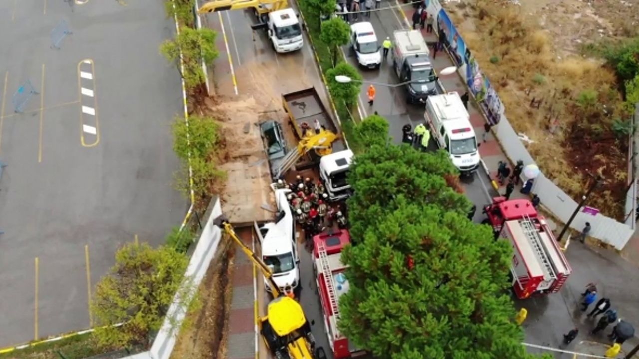 Pendik’te çöken istinat duvarı nedeniyle servis aracına sıkışan kişi kurtarıldı