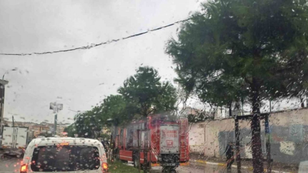 Pendik’te istinat duvarı bir kişinin içinde olduğu servis aracının üzerine çöktü