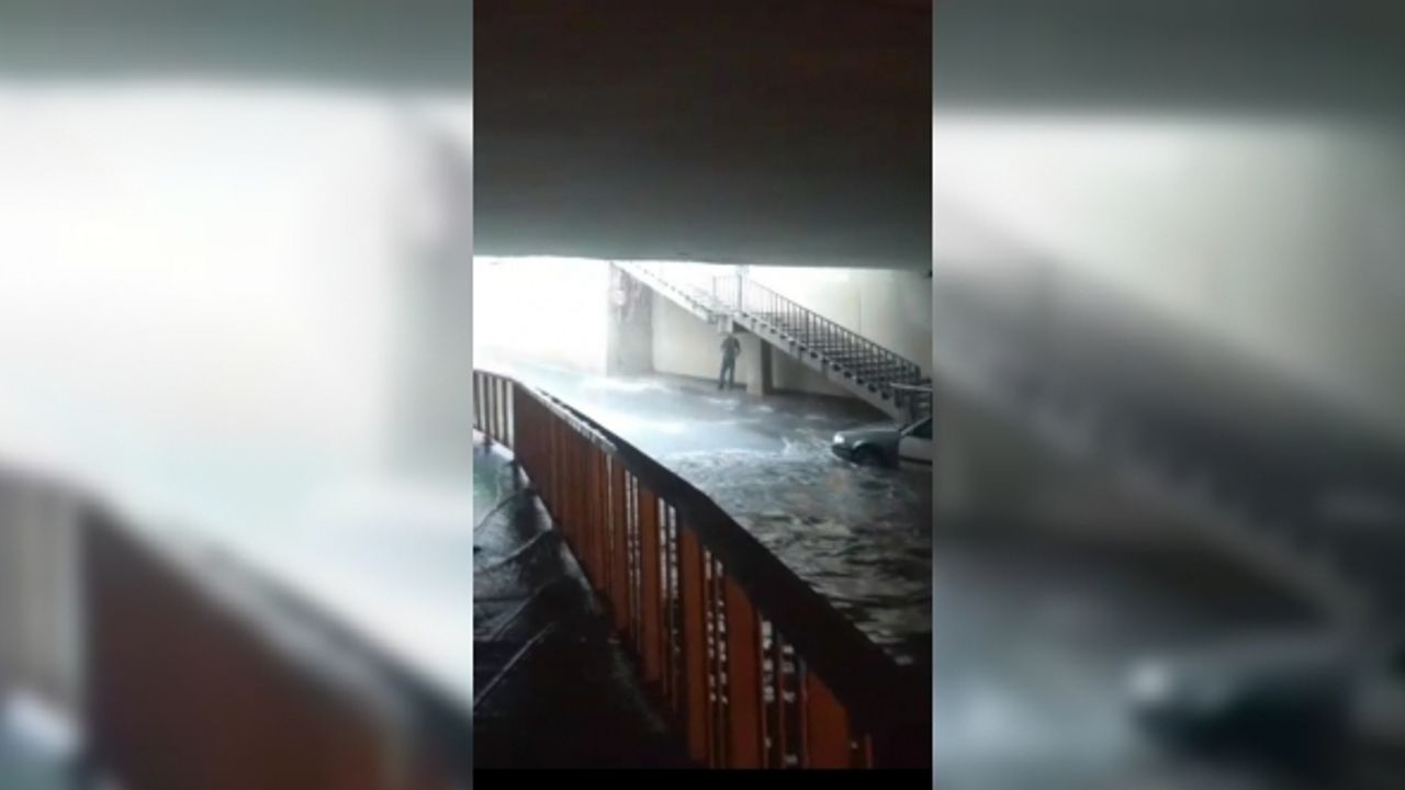 Pendik’te yollar göle döndü, alt geçitleri su bastı