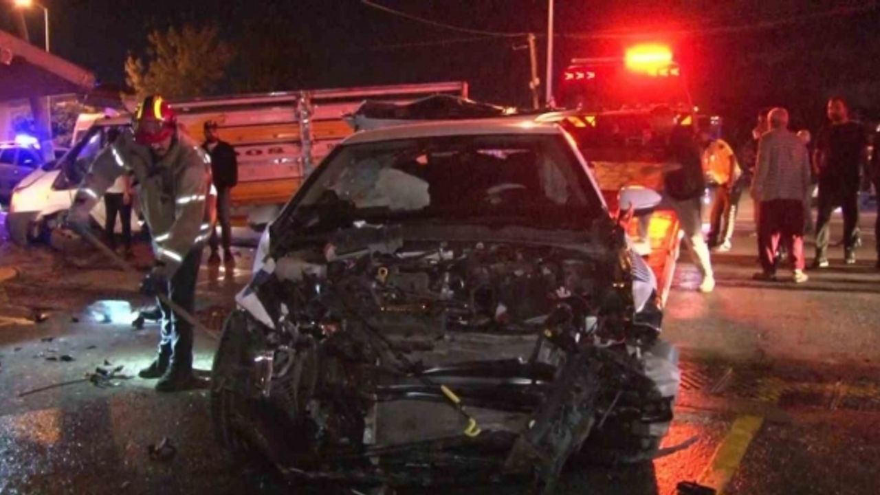 Polis aracı ile kamyonet kafa kafaya çarpıştı, 1 polis memuru yaralandı