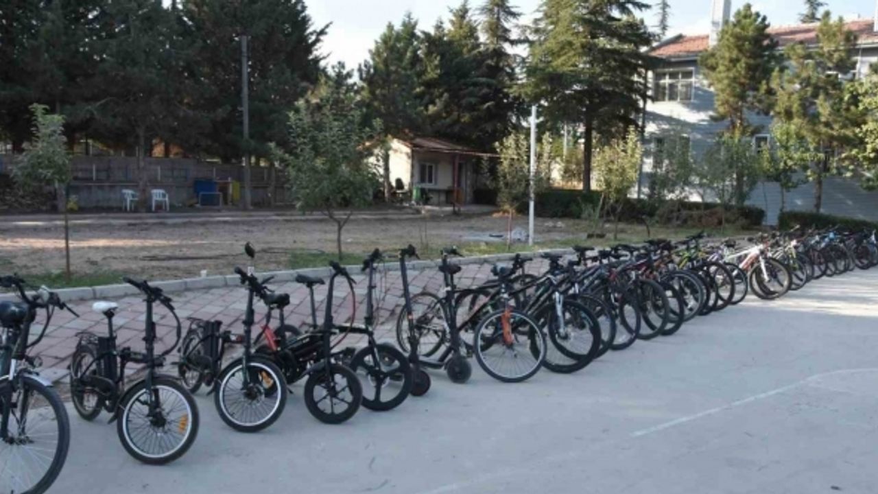 Polisin baskın yaptığı evden 1,5 milyon liralık çalıntı bisiklet ve motosiklet çıktı