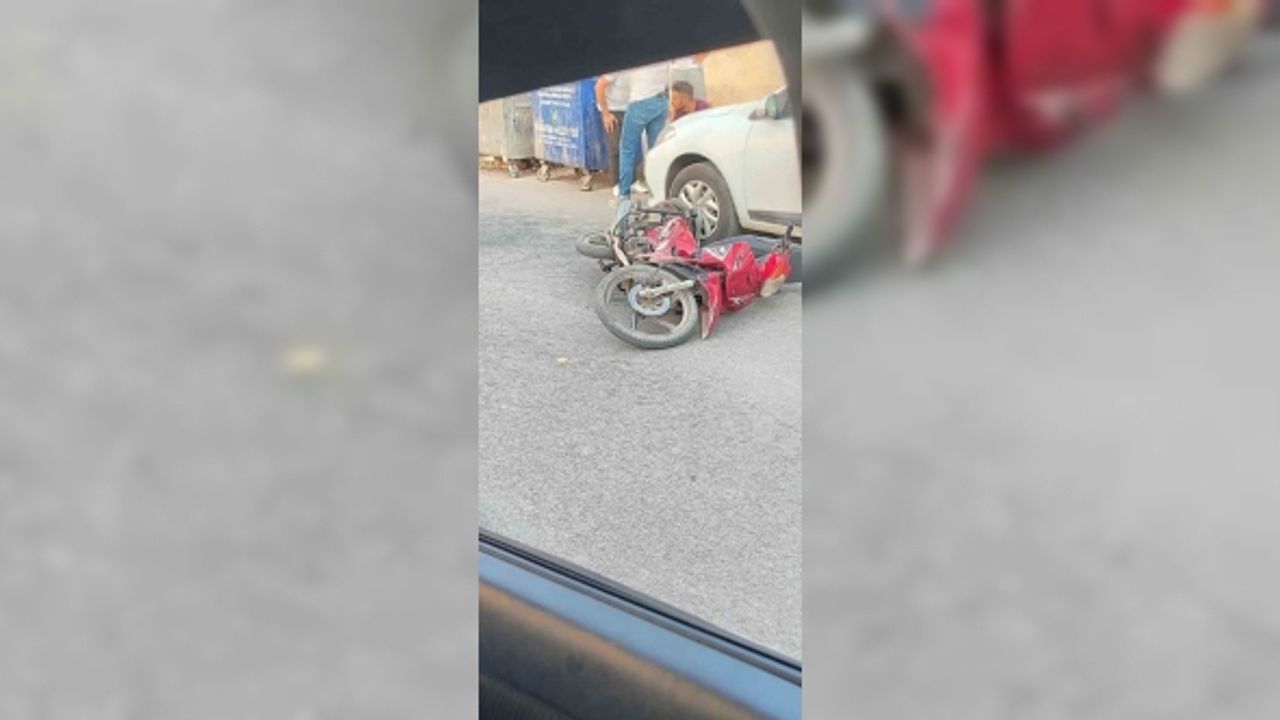 Polisten kaçan motosiklet sürücüsü park halindeki araca çarptı
