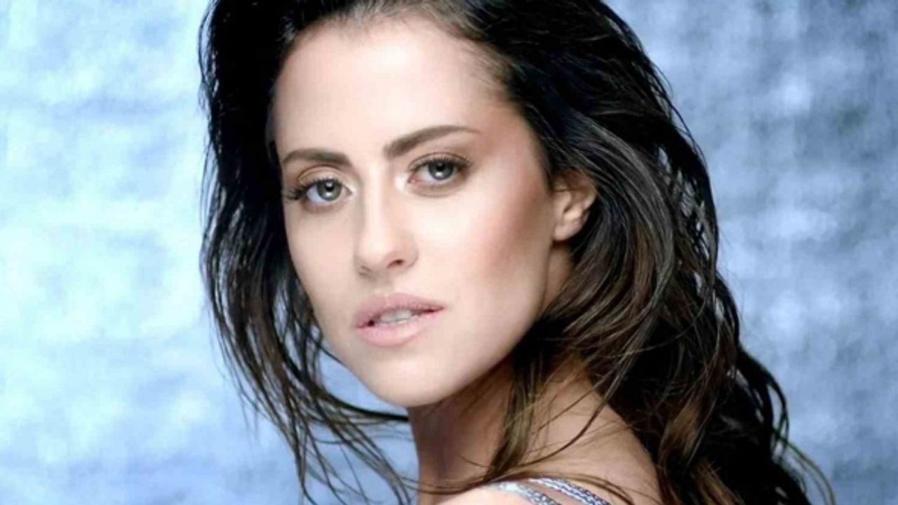 Pop müziğinin başarılı ismi Derya Uluğ İzmir ve İstanbul’da