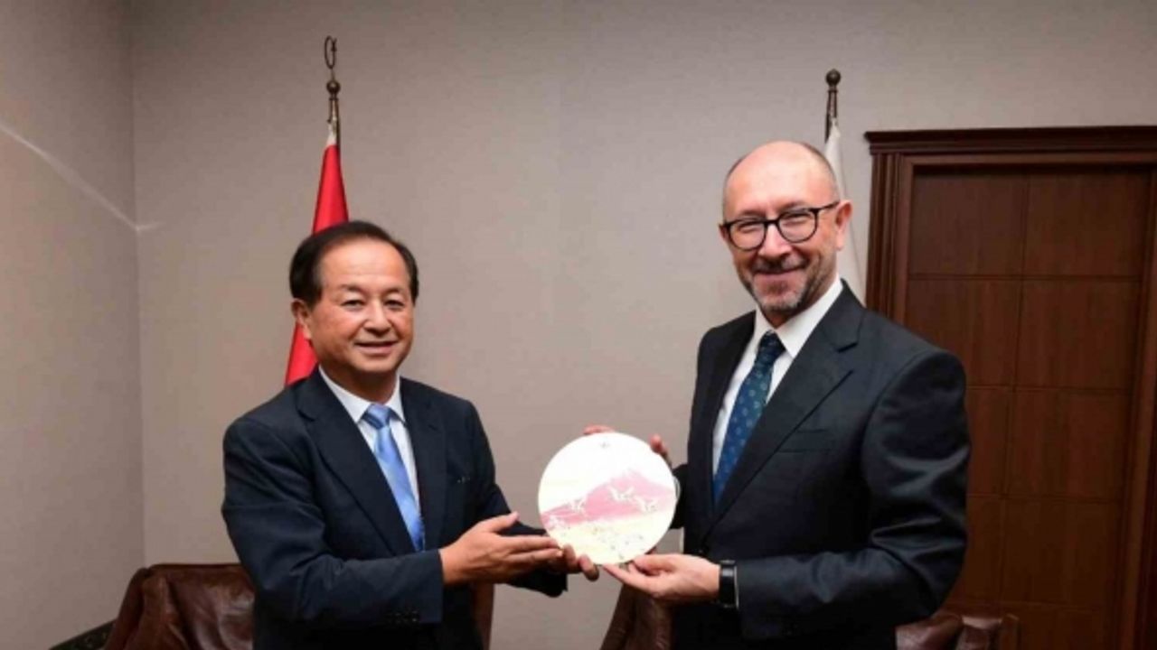 Rektör Erdal, Japon Açık Üniversitesi Rektörü Prof. Iwanaga ile bir araya geldi