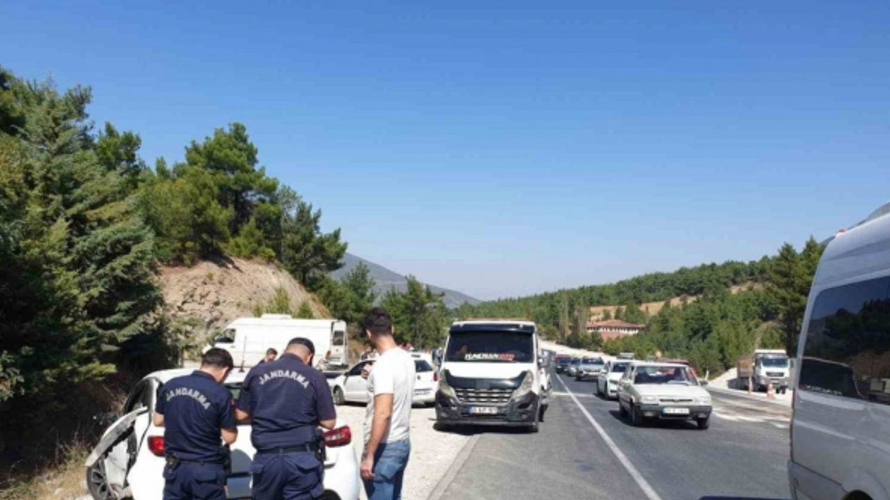 Sabıkalı virajda 6 aracın karıştığı zincirleme kazada 6 kişi yaralandı