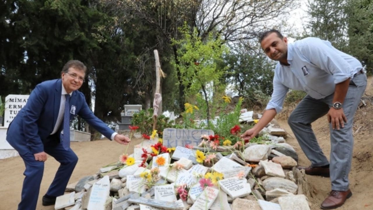 Sanatçı Tuncel Kurtiz, vefatının 10. yılında kabri başında anıldı