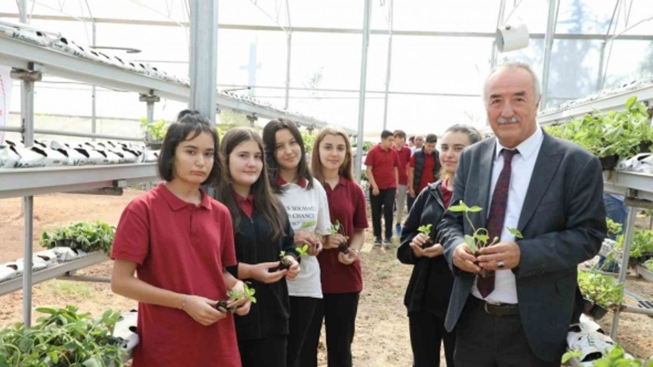 Sarıcakaya’da çilekler, topraksız tarım ve su kültürü tekniği ile yetişecek
