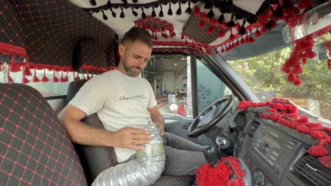 Sıcaklıkla baş edemeyen vatandaş, atıl malzemelerden aracına sulu klima taktı