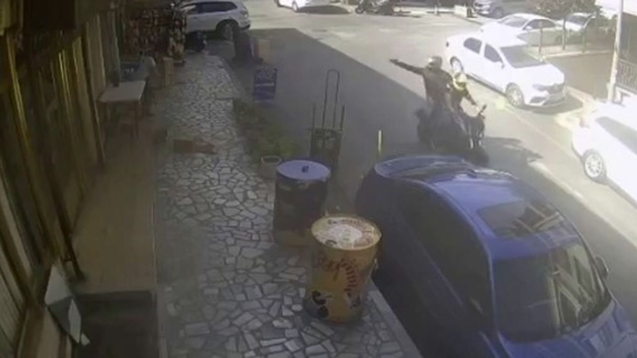 Şişli’de silahlı saldırı kamerada: Dükkanın önünde oturan adama ateş açtılar