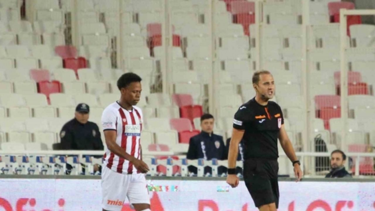 Sivasspor’da Clinton N’Jie kırmızı kart gördü!