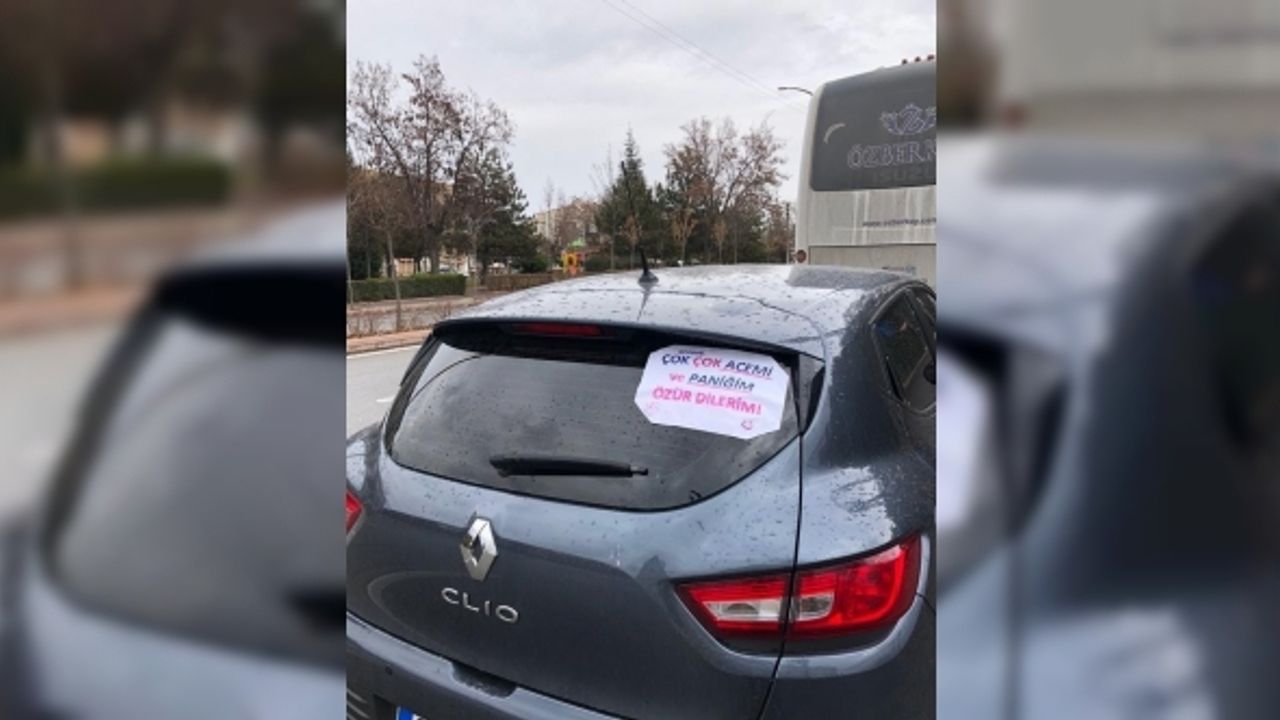Sürücünün astığı “Çok çok acemi ve paniğim özür dilerim!” yazısı gülümsetti
