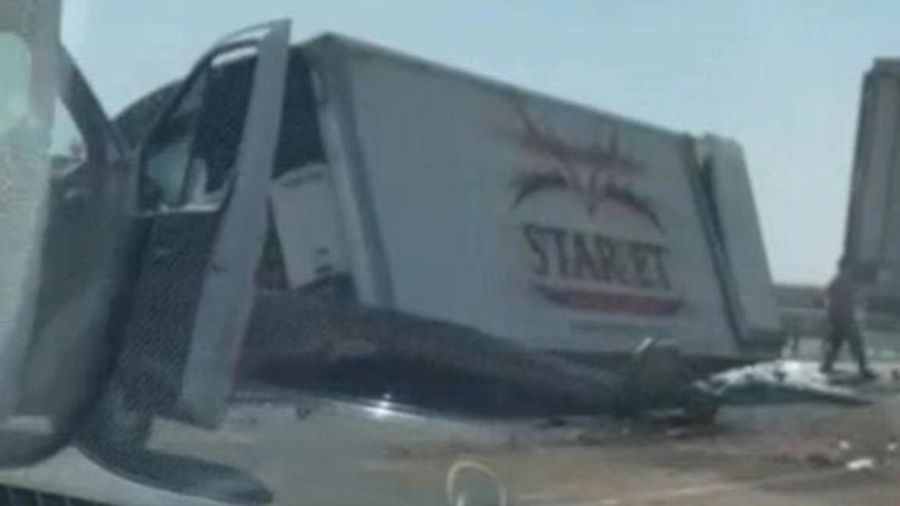 Sürücüsünün kontrolünden çıkan tır bariyerlere çarptı: 1 yaralı