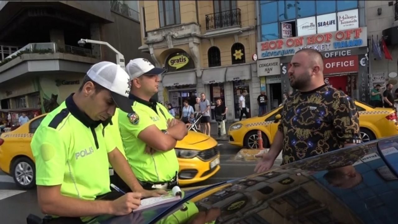 Taksim’de denetime takılan adam polis ekiplerine hakaret etti: "Senin maaşını kim veriyor"