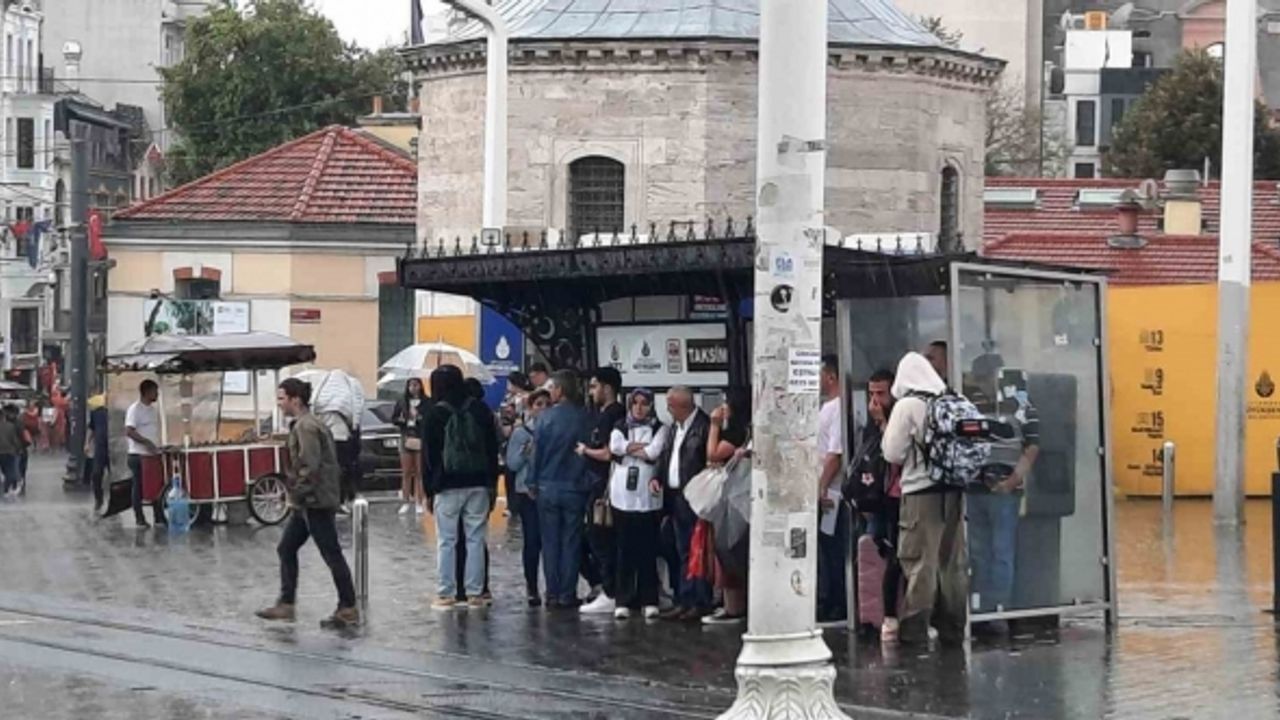 Taksim’de yağmur etkili oldu: Beyoğlu’nun ara sokaklarında ortaya şelaleyi andıran görüntüler çıktı