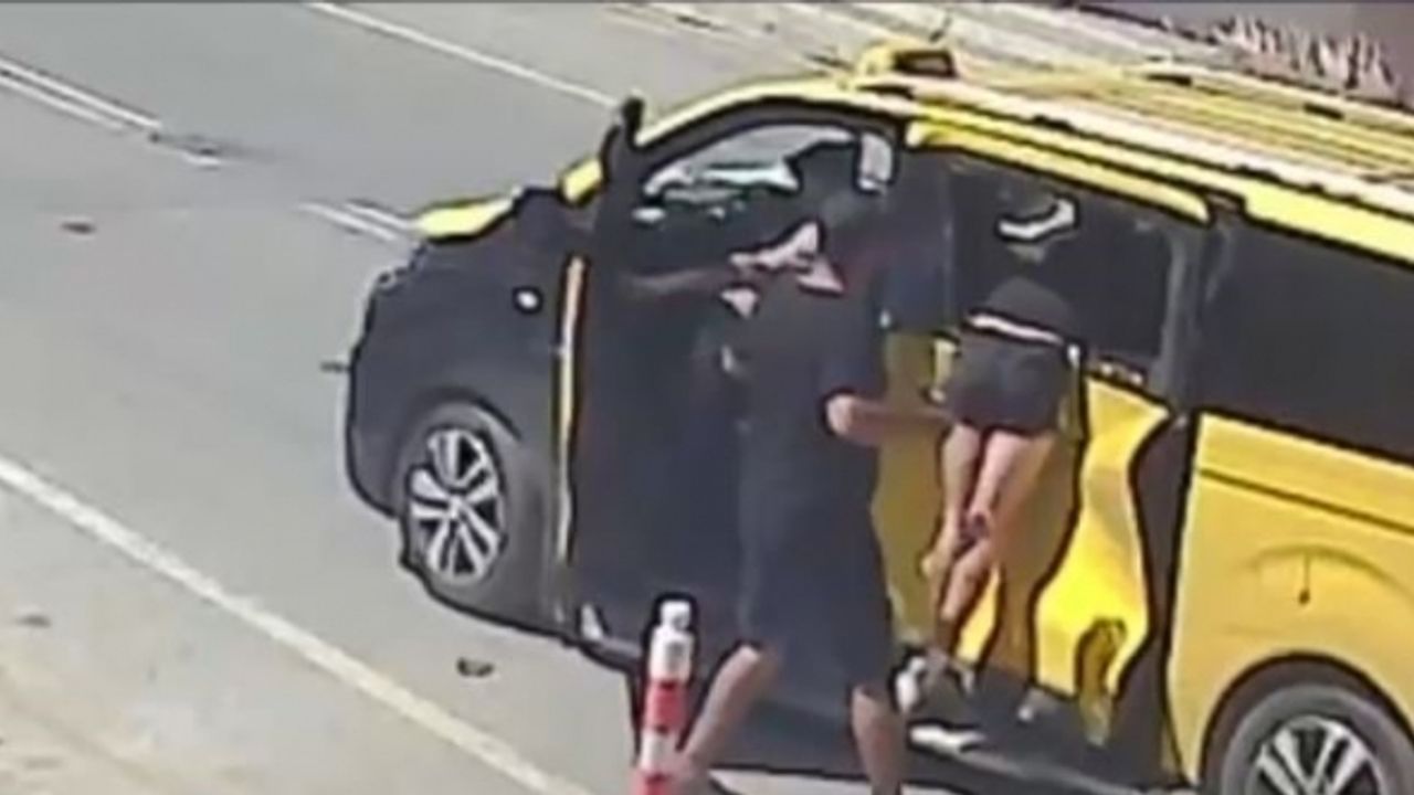 Taksiyle çarpışan motosiklet sürücüsü, fırlayarak girdiği camda asılı kaldı