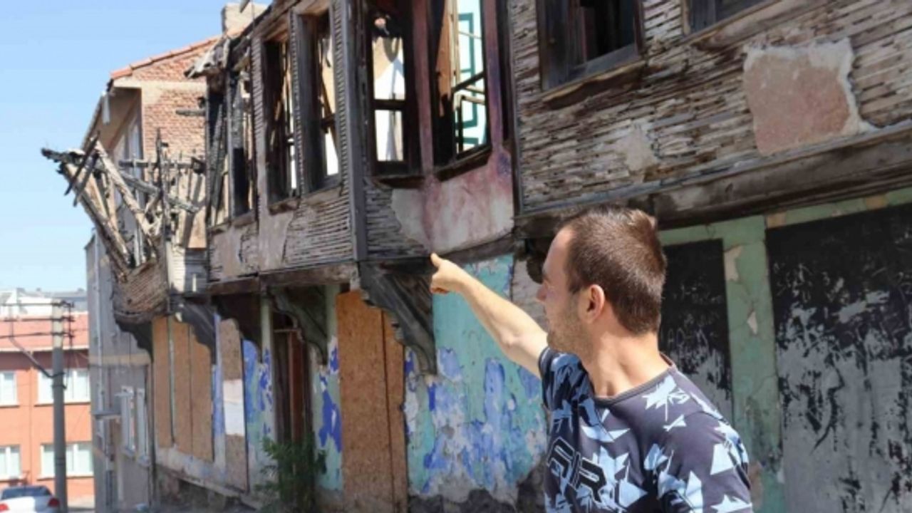Tarihi evler çöküyor, mahalle halkı hayatından endişe ediyor