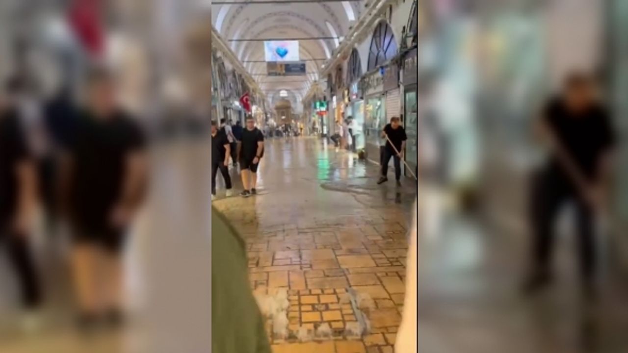 Tarihi Kapalıçarşı’yı su bastı, esnaf zor anlar yaşadı