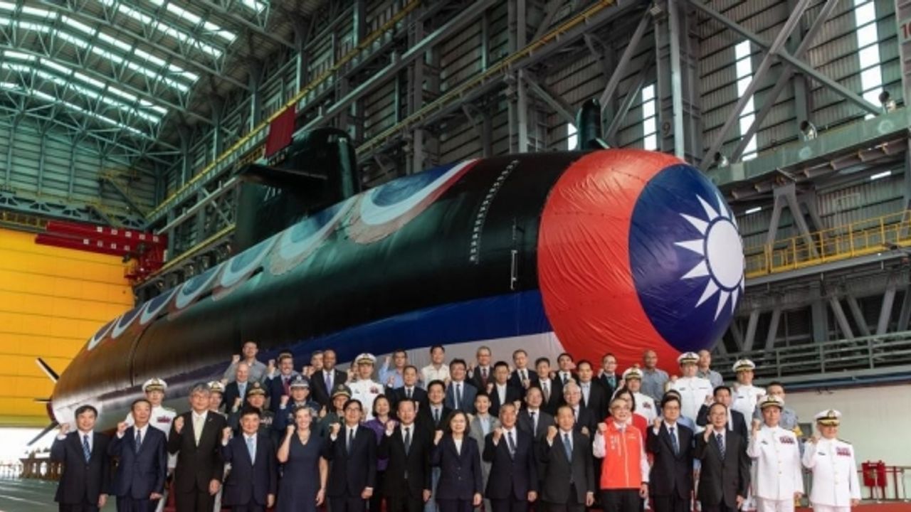 Tayvan ilk yerli denizaltı prototipini test için suya indirdi