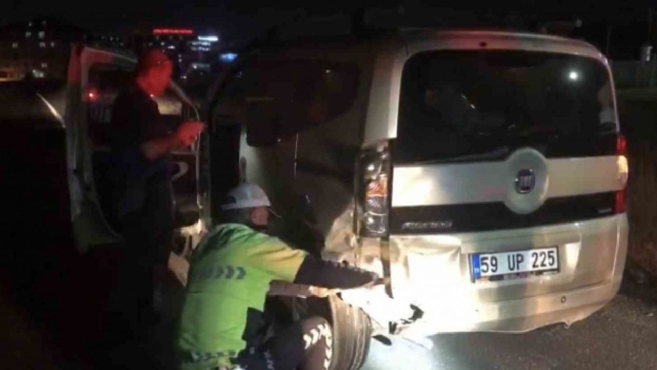 Tekirdağ’da iki otomobil çarpıştı: Tekeri sıkışan sürücüye polis yardım etti