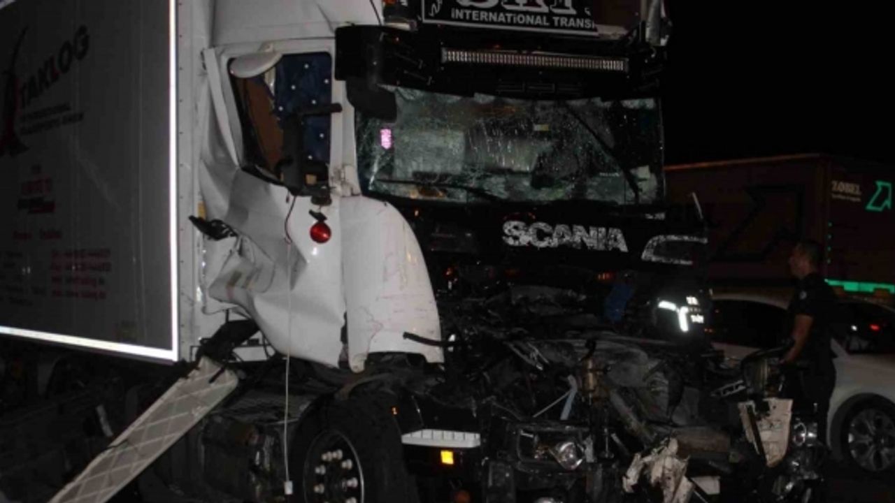 Tır, aynı yönde seyreden başka bir tıra arkadan çarptı: 1 ölü