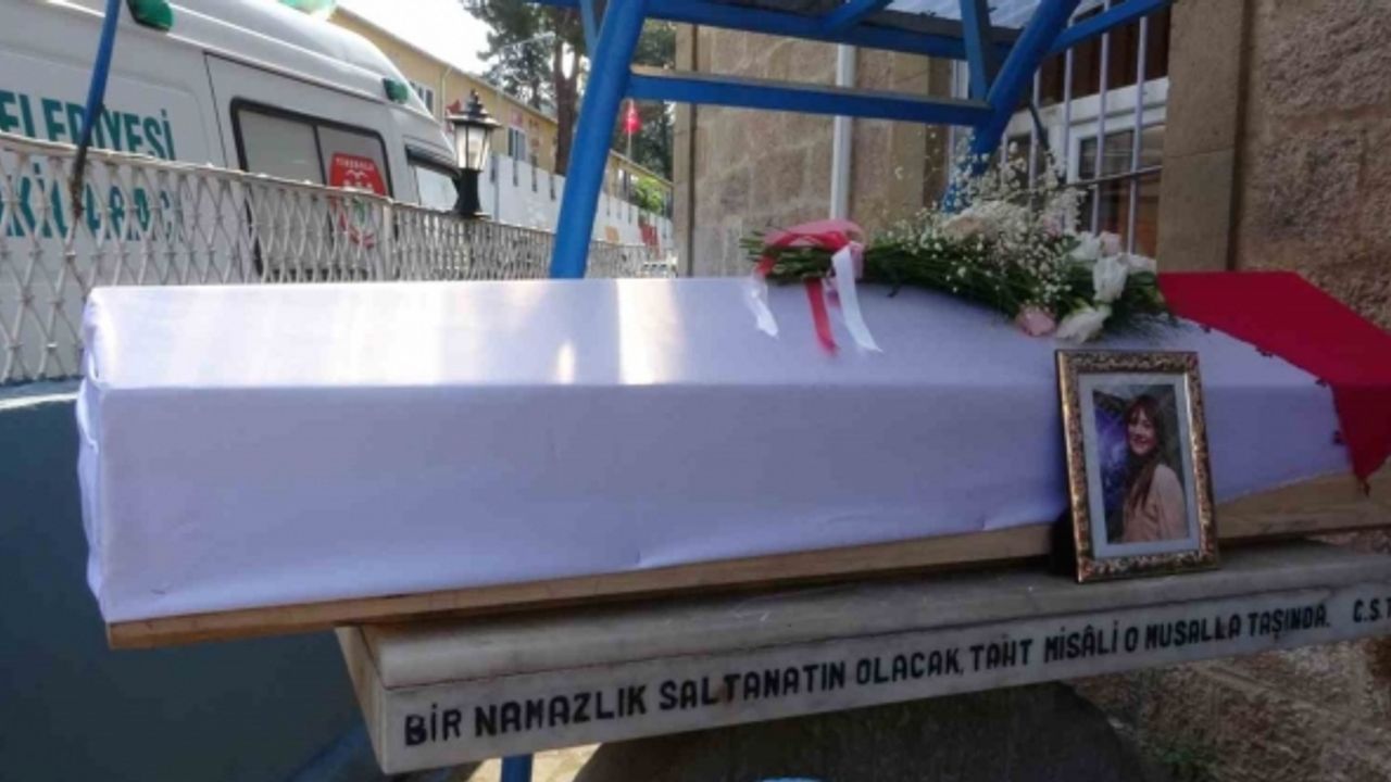 Tiyatro ve dizi oyuncusu Seda Fettahoğlu memleketinde son yolculuğuna uğurlandı