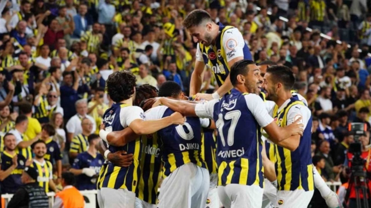 Trendyol Süper Lig: Fenerbahçe: 2 - Başakşehir: 0 (Maç devam ediyor)