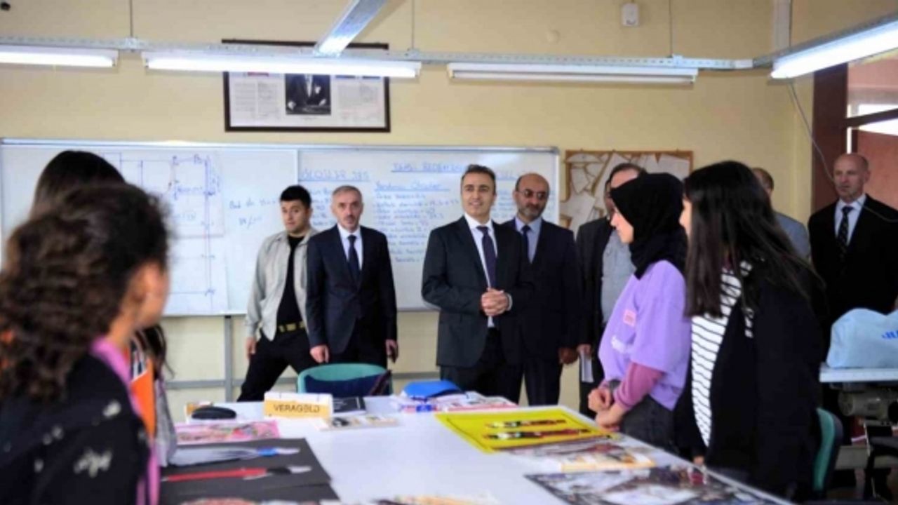 Vali Çiçek, üretim yapan meslek lisesini ziyaret etti
