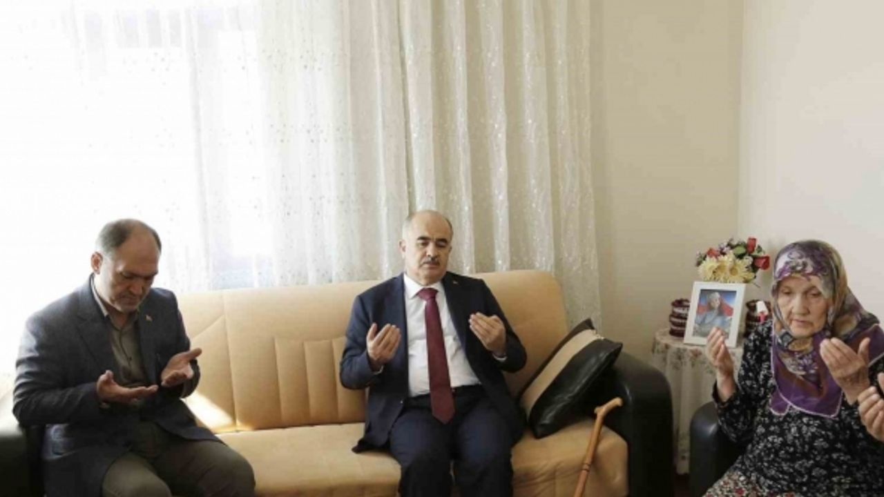 Vali Dağlı’dan şehit öğretmen Aybüke Yalçın’ın ailesine ziyaret