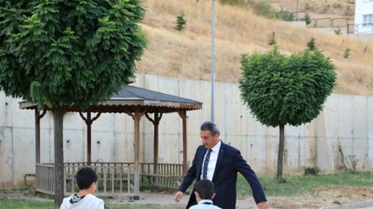 Vali Karaömeroğlu, sevgi evlerinde kalan çocuklarla futbol oynadı