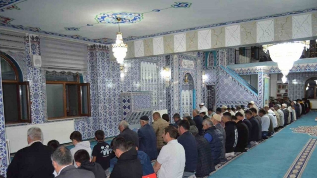 Varto ’da camiler mevlid kandili için doldu taştı