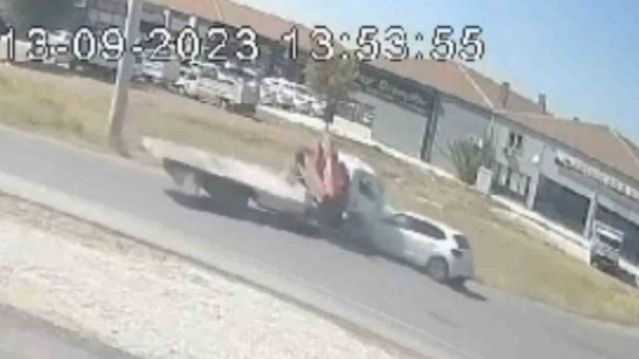 Vinç ile otomobil kafa kafaya çarpıştı, 1 kişi yaralandı: Kaza anı kamerada