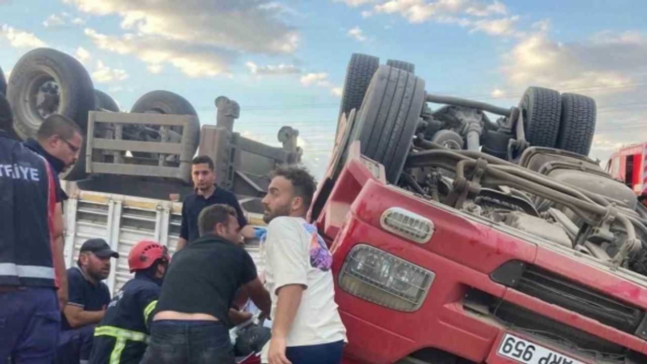Virajı Alamayan Tır Devrildi: 1 Ölü 1 Yaralı