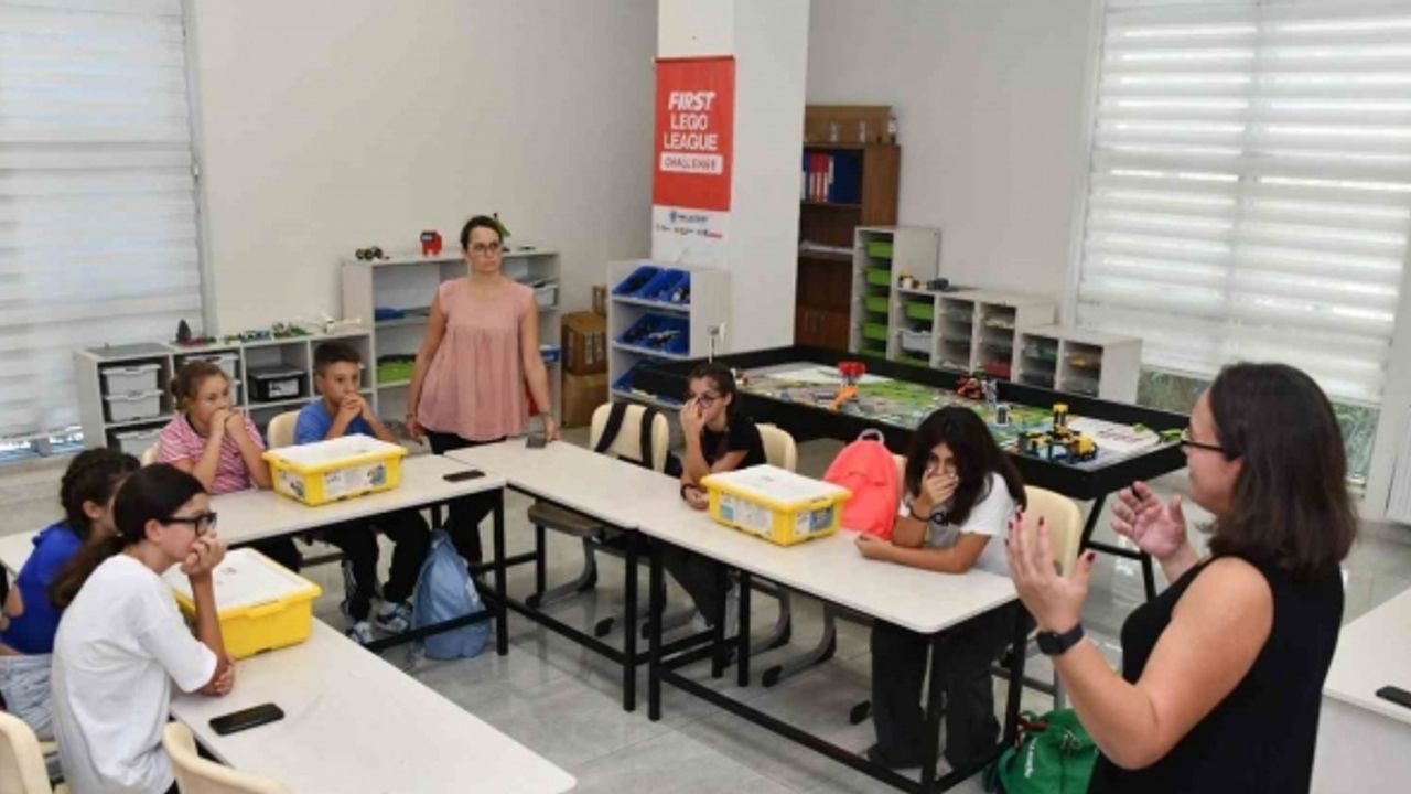 Yabancı öğrenci ve öğretmenler Yenişehir Belediyesi Akademi’yi gezdi