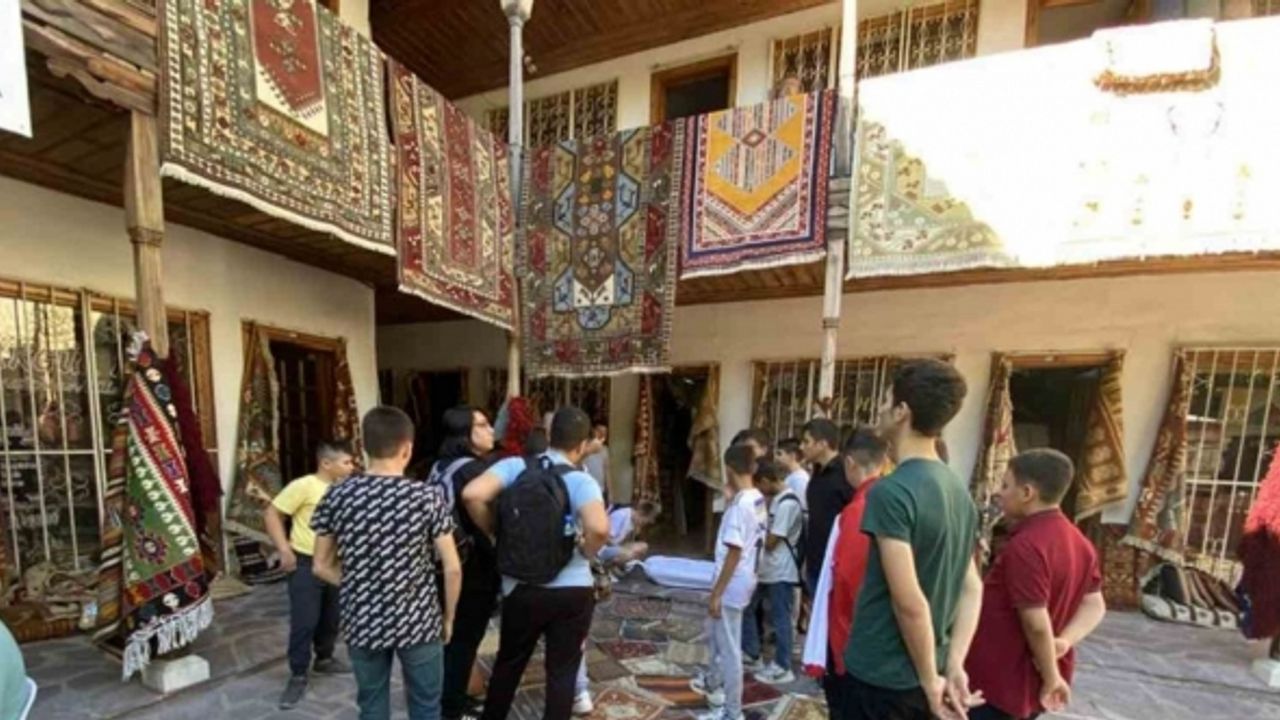 Yeni kayıt yaptıran İmam Hatip Lisesi öğrencilerine kültür gezisi