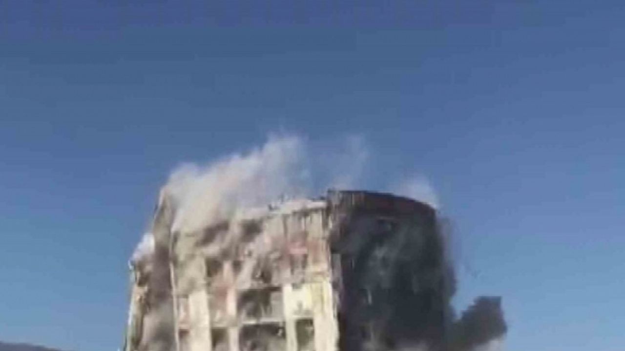 Yıkım esnasında iş makinesinin üzerine devrilen hastanenin 9 katlı ana bloğu dinamitle patlatıldı