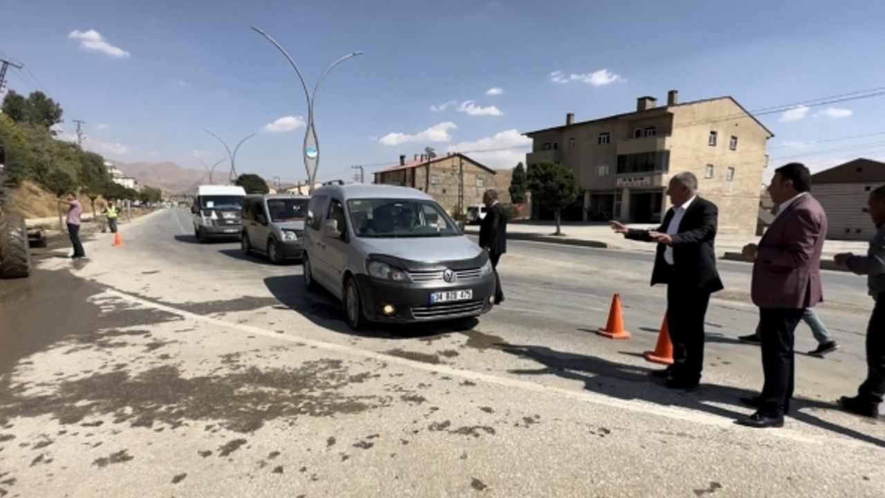 Yüksekova’da 7 yıldır kapalı olan İpekyolu Caddesi trafiğe açıldı