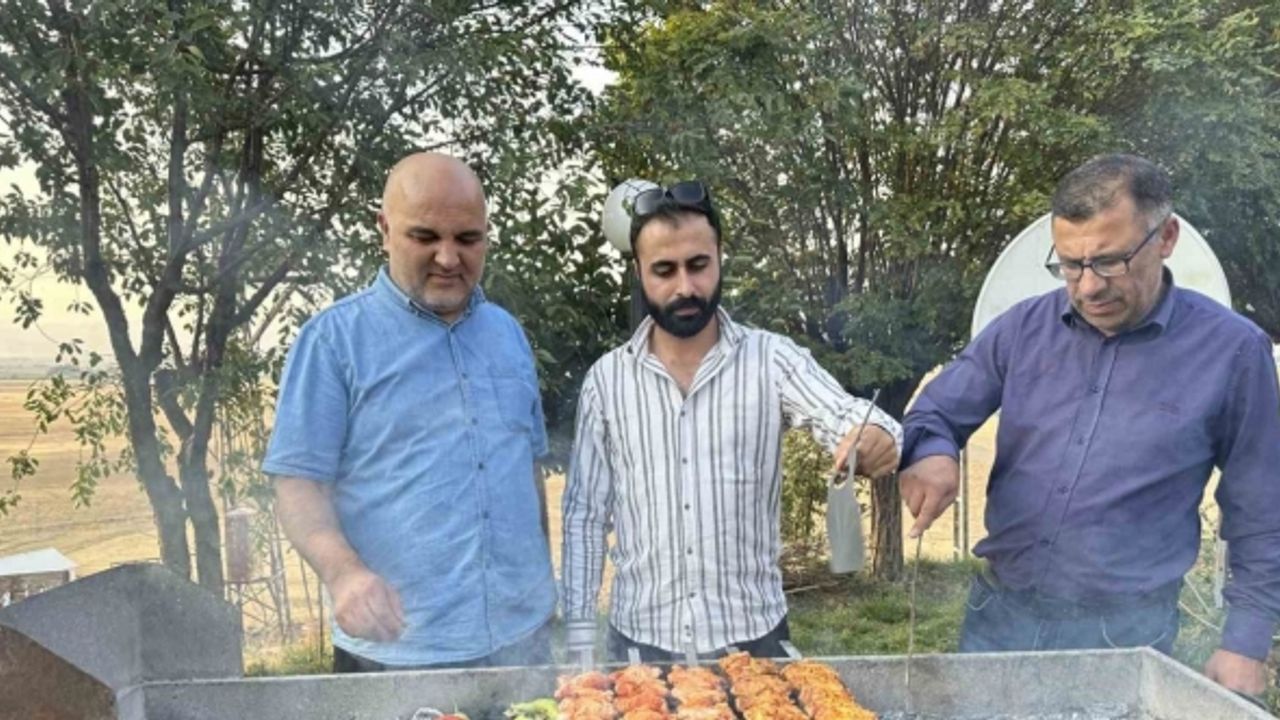 Yüksekovalı öğretmenler kurul toplantısını masa başında değil, mangal başında yaptı