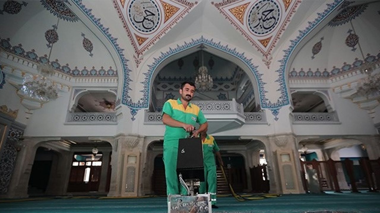 Zeytinburnu’ndaki tüm camiler Mevlit Kandili’nde gül suyu ile yıkandı