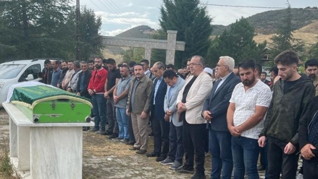 Amasya’daki otobüs kazasında hayatını kaybeden 2 üniversite öğrencisi Çorum’da defnedildi