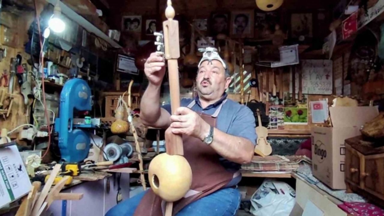 Bahçesinde yetiştirdiği su kabaklarını süs eşyalarına ve kabak kemaneye dönüştürüyor