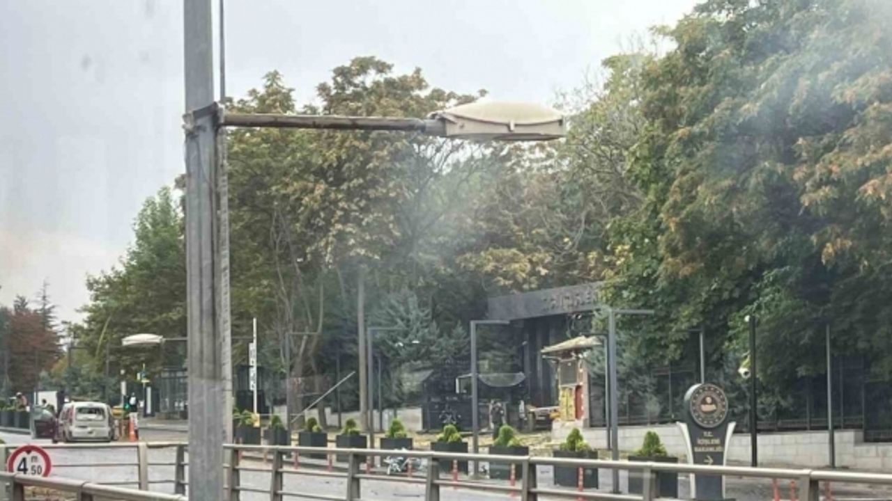 Bakan Yerlikaya: "İçişleri Bakanlığımız Emniyet Genel Müdürlüğü giriş kapısı önüne hafif ticari araçla gelen 2 terörist bombalı saldırı eyleminde bulundu"