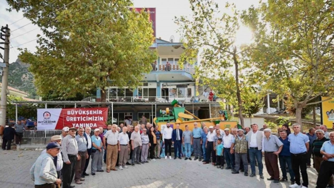 Bozkurtlu çiftçilere tohum eleme makinesi ve katı gübre dağıtma römorku hibe edildi