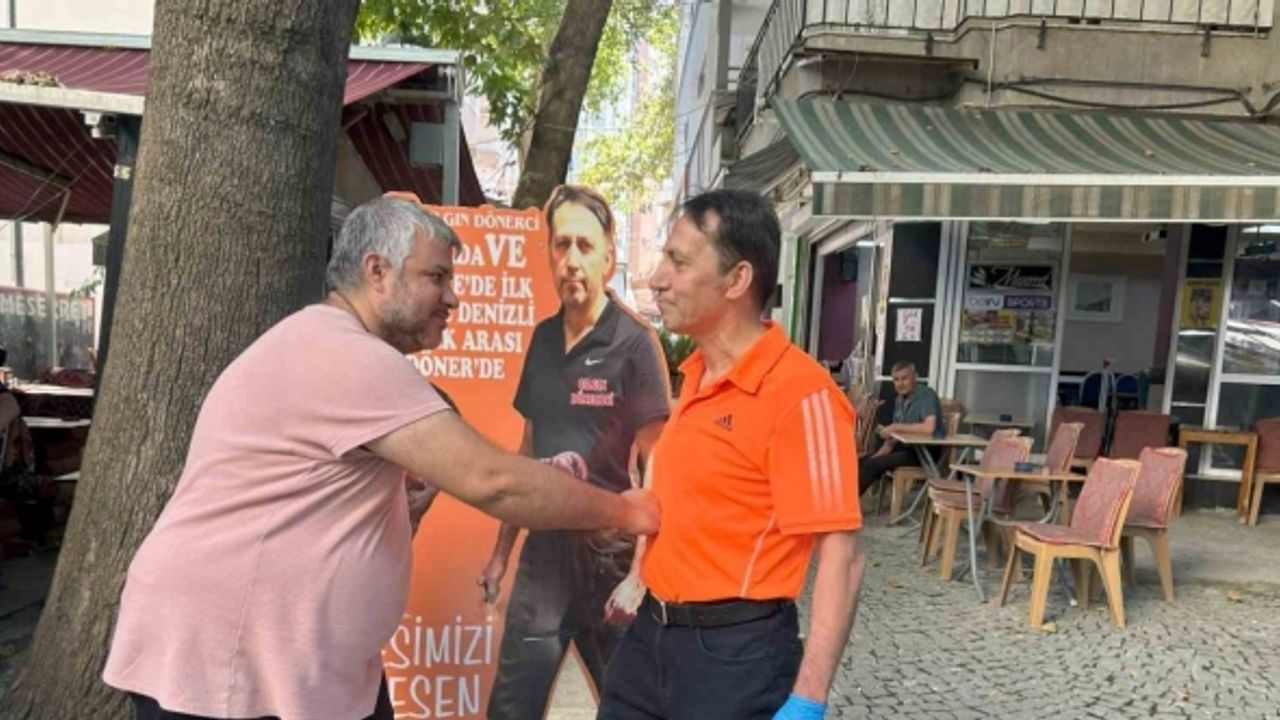 Bu dönerciyi yerinden oynatan karnını bedavaya doyuruyor