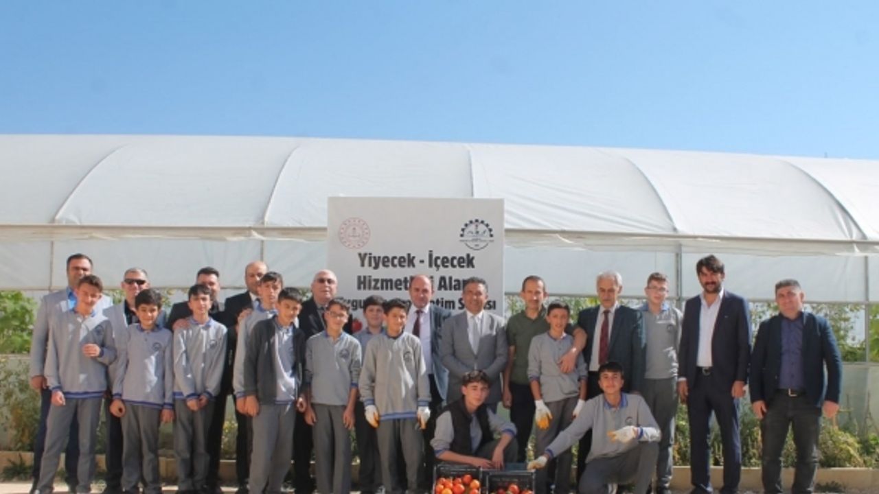 Geleceğin seracıları meslek liseliler kurdukları serada sebze meyve yetiştiriyor