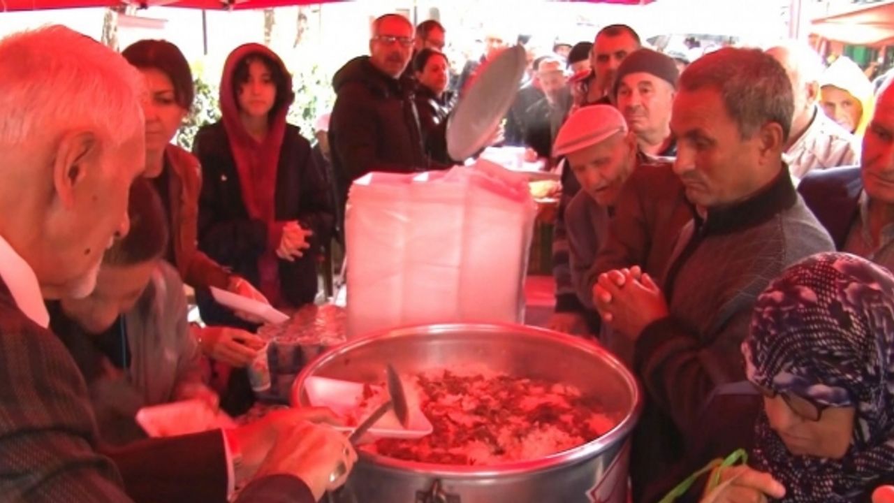 Hazret-i Mevlana’nın doğumunun 816. yıl dönümü sebebiyle halka pilav ve ayran ikramı