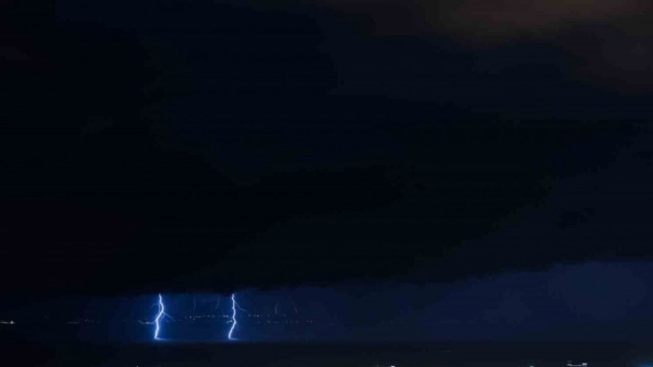 İskenderun Körfezi’ndeki şimşek fırtınası ortaya seyirlik görüntüler çıkardı