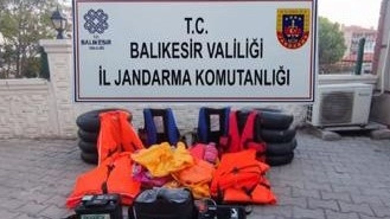 Jandarma Ayvalık’ta 131 düzensiz göçmen ve 3 organizatörü yakaladı