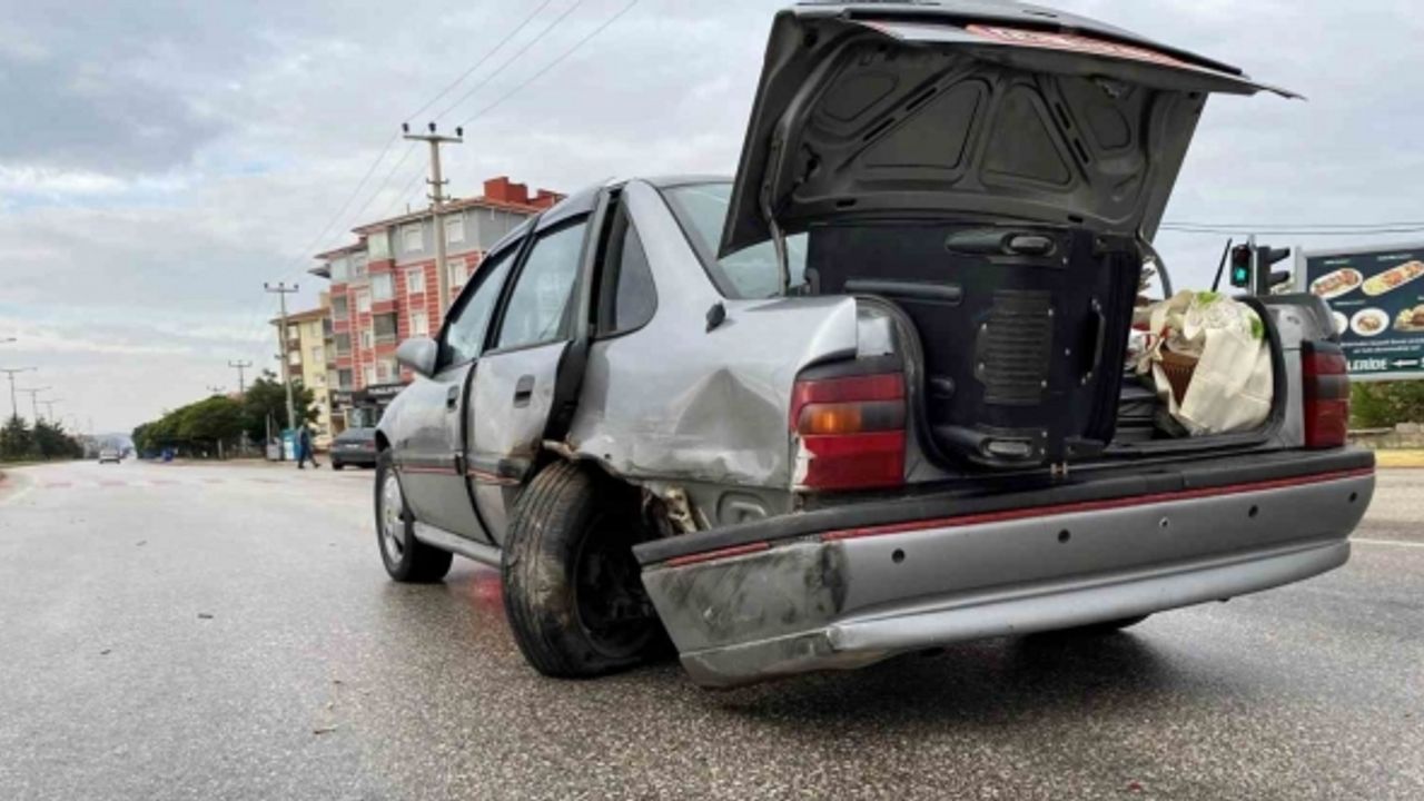 Lüks araç kırmızı ışıkta bekleyen otomobile çarptı: 3 yaralı