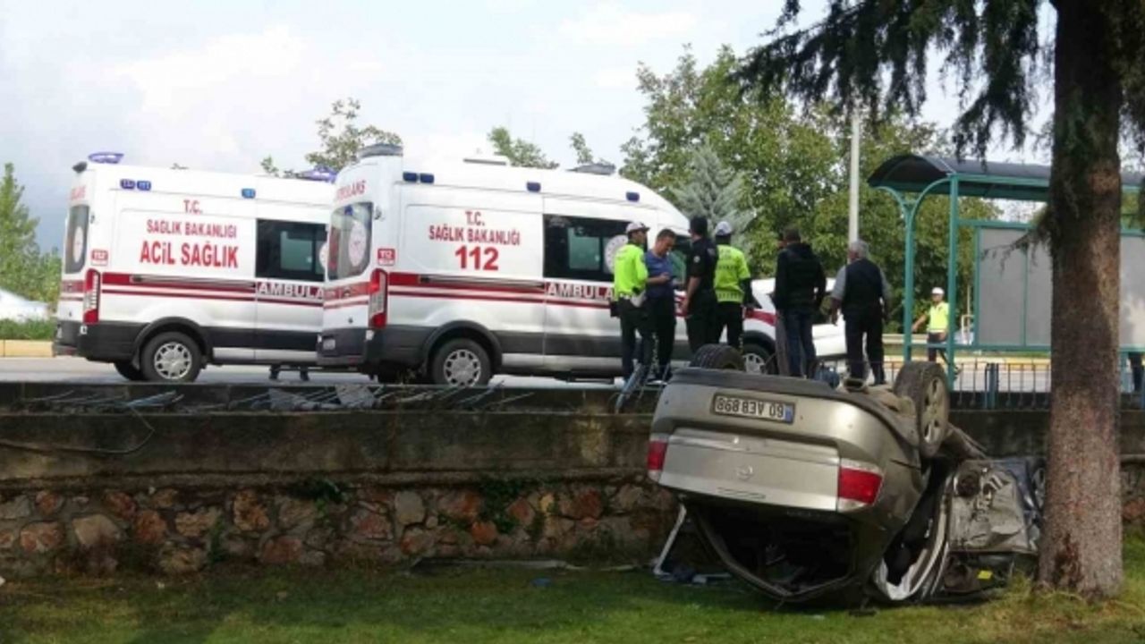 Park halindeki araca çarpan otomobil cami bahçesine uçtu: 11 yaralı