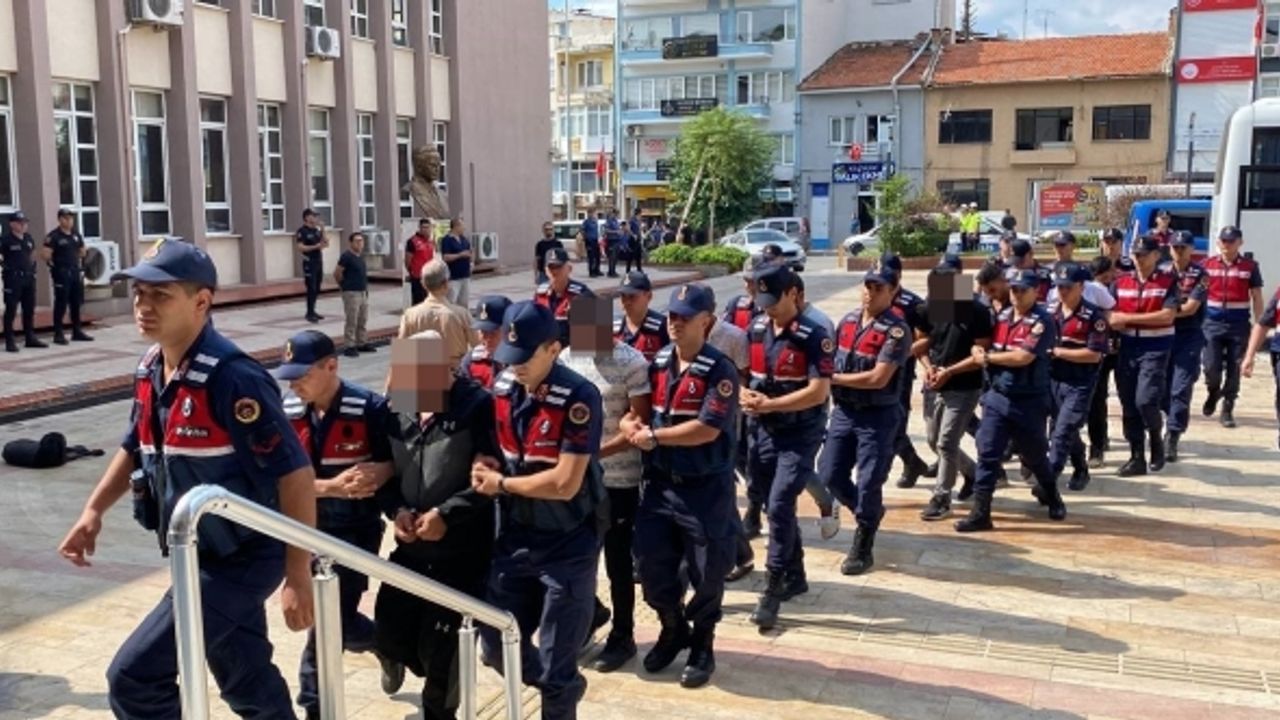 Polisin bıçaklanması olayı ile ilgili gözaltına alınan 8 şüpheli adliyeye sevk edildi